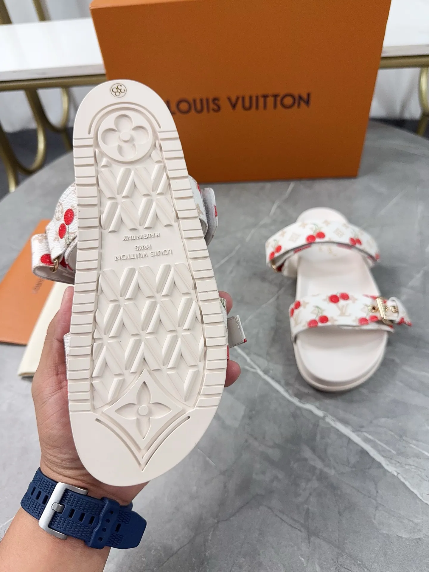 👟👟Ex-factory price 400👟👟 LV2025 spring and summer new slippers🌟The belt buckle is adjustable and elastic design, full of beach style, original molded LV metal logo decoration, fashionable and beautiful, super versatile🤳🏻Cow leather upper/custom imported jacquard fabric/original old flower leather material, water-dyed sheepskin lining (water platform + rubber sole) three-layer combination outsole 🔶Size: Female 35-43 Male: 38-46